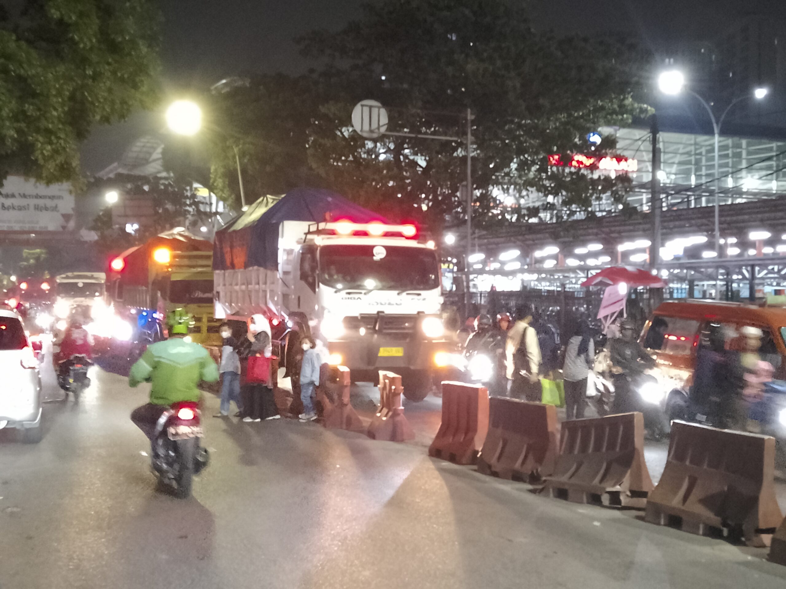 kemacetan di Jalan Ir. H. Juanda-Jalan Perjuangan Kota Bekasi. Minggu (4/6/23)