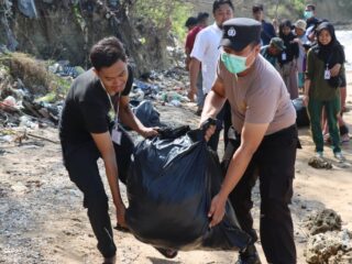 Peduli Lingkungan, Polres Pamekasan bersama Warga Dan Mahasiswa Bersih-Bersih Pantai Jumiang