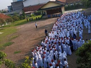 Menyambut siswa baru SDN CBH 5 Kota Sukabumi dihari pertama masuk sekolah
