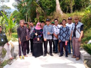 Tim Monitoring  Pembangunan Kecamatan Cibeber Lakukan Sertifikasi Fisik di Desa Kujangjaya