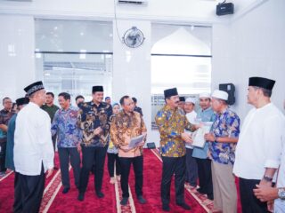Bobby Nasution Dampingi Menteri ATR/BPN Serahkan Sertipikat Rumah Ibadah danTempat Pendidikan