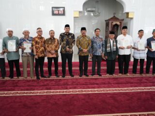 Wali Kota Medan Bersama Menteri ATR/BPN RI Menyerahkan 11 Sertipikat Tanah Wakaf