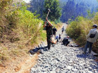 Serda Eka Saputra Babinsa Desa Bantarsari Koramil 0622-10/Pabuaran Melaksakan Kerja Bakti Perkerasan Jalan Lingkungan