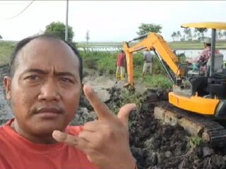 Bantu Petani Calon DPRD Lamsel Dapil II Turunkaan Alat Berat.