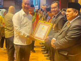 Peringatan Hari Koperasi Ke-76, Ketua DPRD Maros Patarai Amir Terima Penghargaan Dari Dekopin