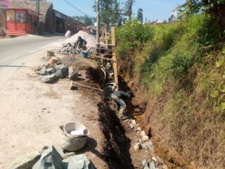 Diduga Dikerjakan Asal Jadi, Proyek TPT Jalan Raya Cidakom Desa Resmi Tinggal Mempergunakan Bahan Material Yang Tidak Sesuai RAB