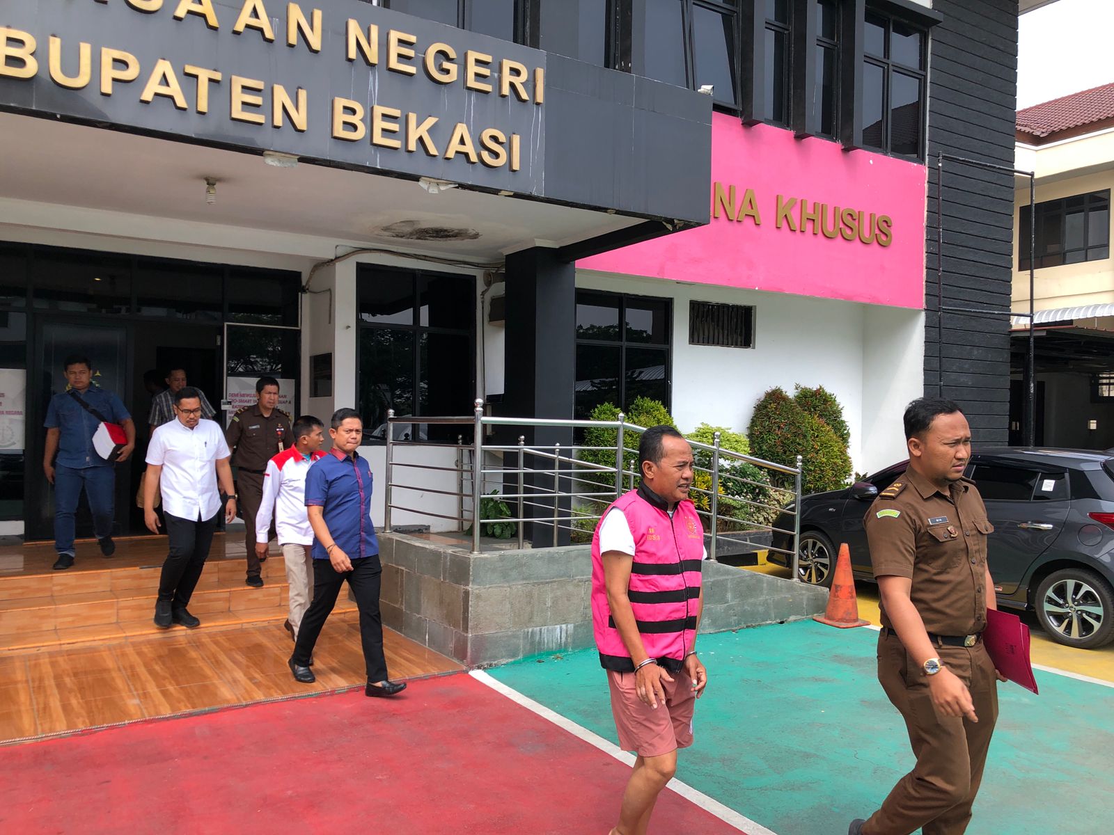 Korupsi Proyek Rutilahu Oknum Pejabat Kasie Kecamatan Tarumajaya Resmi Ditahan Kejaksaan Negeri Kabupaten Bekasi