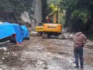 Alat Berat Evakuasi Reruntuhan Batu Di Jalan Poros Camba Bone