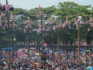 Ribuan Masyarakat Padangsidimpuan Tumpah Ruah Hadiri Pesta Rakyat Memeriahkan HUT RI 78 Di Stadion H.m. Nurdin