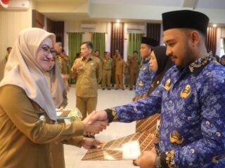 Bupati Indah Putri Indriani Menyerahkan 374 SK.PPPK Formasi 2022 Di Daerah Kabupaten Luwu Utara