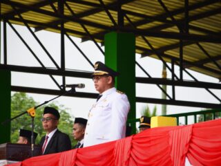 Wakil Walikota Padangsidimpuan Irup Penurunan Bendera Merah Putih di HUT ke-78 Republik Indonesia