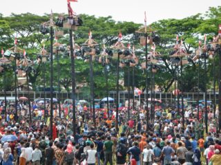 Meriahkan HUT- RI Ke-78 Sebanyak 2000 Orang Peserta Ikuti Pesta lomba Panjat Pinang Di Stadion M. Nurdin PadangSidimpuan
