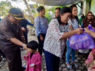Saut Nathan Samosir Berikan Bantuan Makanan Tambahan Untuk Anak Dan Bantuan Untuk Korban Musibah Kebakaran