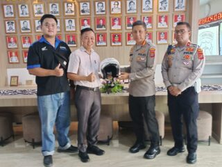 Kapolrestabes Medan Terima Bantuan 100 Helm untuk Personel Lantas