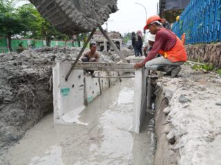 Dinas SDABMBK Perbaiki Saluran drainase di Jalan Wahid Hasyim dan Sei Mencirim Medan Baru