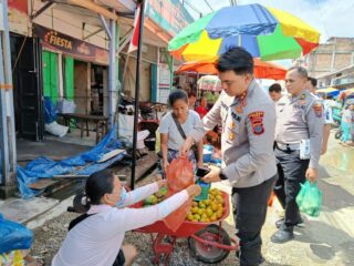 Kapolres Toba Sambangi Aktifitas Pasar Tradisional Laguboti