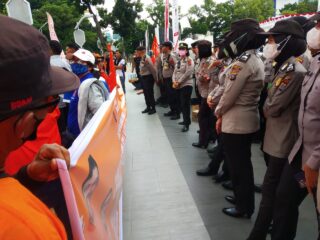 Polrestabes Medan Kawal Unjuk Rasa Exco Partai Buruh di Kantor Gubernur Sumut