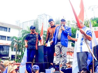 Aksi Damai Depan Balai Kota, Bobby Nasution Naik Mobil Komando Terima Aspirasi Ratusan Pekerja