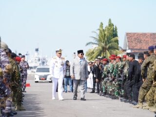 Bangga dengan Penampilan TNI AL di Upacara Serah Terima Dua KRI Baru, Prabowo Beri Koin Tanda Kemhan ke Prajurit