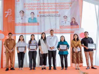 Bobby Nasution Beri Penghargaan 8 Klinik & 11 Bapak Asuh Stunting