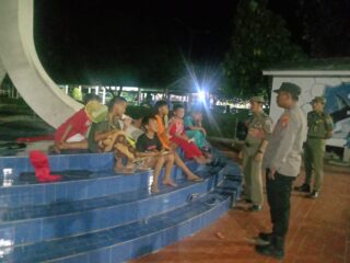 Polsek Kep Seribu Selatan Lakukan Patroli Malam Sambang Remaja di Pulau Untung Jawa