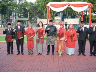 Upacara Penurunan Bendera Diwarnai Pemberian Tanda Kehormatan Satyanlancana Satya pada PNS Pemko Medan