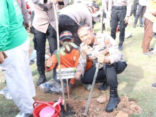 Kapolda Kalsel Beserta Kapoltabes Banjarmasin Lakukan Penanaman Ribuan Bibit Pohon Di Kawasan RTH Kamboja Banjarmasin.
