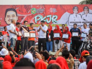 Senyum Bahagia Warga Medan Amplas dapat Hadiah Sepeda Listrik dari Bobby Nasution