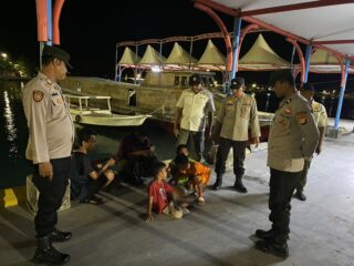 Kapolsubsektor Pulau Kelapa dan Polsek Kep Seribu Utara Patroli Malam Bersama Satpol PP untuk Mencegah Gangguan Kamtibmas