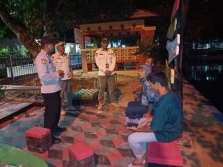 Polsek Kepulauan Seribu Selatan Giatkan Patroli Malam Dialogis untuk Ciptakan Lingkungan Aman
