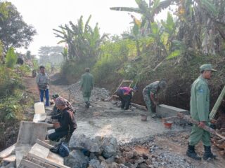 Sertu Sudarmaji Babinsa Desa Curugluhur Koramil 0622-11/Sagaranten DKK Melanjutkan Kegiatan Karyabakti Di Wilayah kecamatan Nyalindung