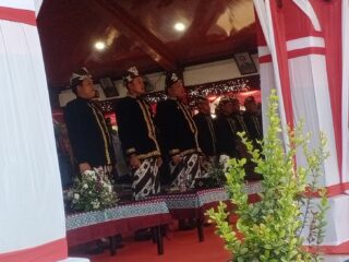 Dalam Rangka HUT RI ke-78, Bupati dan Wakil Bupati Sampang Hadiri Penurunan Bendera Merah Putih