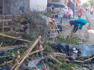 Sampah Bekas Properti Karnaval Kotori Jalan Raya Cicalengka, Siapa Yang Mesti Bertanggung Jawab