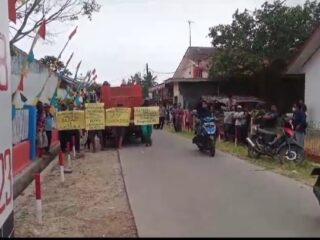 Forum Aspirasi Masyarakat Desa Pangkalan (FAM) Dan LSM Geger Banten Demo di Kantor Desa Pangkalan