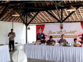 Kapolresta Bandung Tampung Beberapa Masukan Warga, Dalam Kegiatan Jum'at Curhat Di Wilayah Paseh.