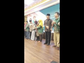 Rakernas MPKS PP Muhammadiyah, Risma Bagikan Tongkat Penuntun Adaptif Untuk Penyandang Disabilitas Netra