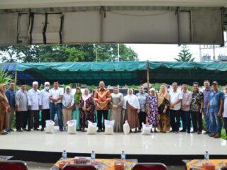 Wali Kota Irsan Efendi Nasution Salurkan 1500 Bantuan Zakat Kepada Warga Kota Padangsidimpuan