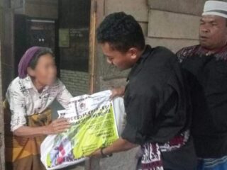 Wabup Tapsel Rasyid Assaf Dongoran Bagikan Boras SiPir Ni Tondi Untuk Janda Yatim di Aek Bilah