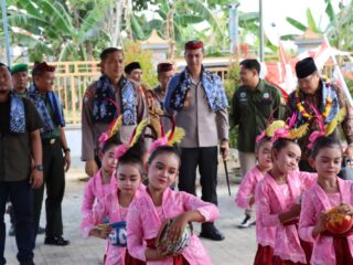 Kapolres Pamekasan Dampingi Tim Juri Lapangan Anugerah Patriot Jawi Wetan tahun 2023 Di Balai Desa Pademawu Timur