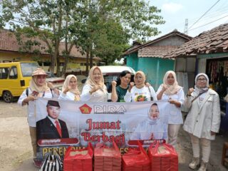 Jum'at berkah, Kader Partai Gerindra Kota Sukabumi bagikan ratusan nasi kotak terhadap masyarakat
