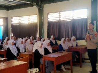 Wujud Kepedulian Polri Terhadap Generasi Muda, Kapolsek Ibun Polresta Bandung Berikan Pengarahan Kepada Siswa/i SMK IT Terpadu