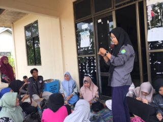 Mahasiswa Kukerta UNRI melakukan pengupayaan peningkatan ekonomi masyarakat di Desa Lubuk Terentang, Kecamatan Gunung Toar,
