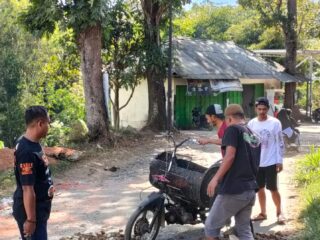 Ormas Gasak 46 SC DPC Nyalindung Melaksanakan Kegiatan Penambalan Jalan Kabupaten Yang Rusak