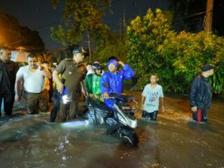 Pastikan Pengerjaan Drainase Berfungsi, Bobby Nasution Basah-basahan Terobos Hujan Deras