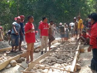 DPC PDIP TTS dan Warga  Perbaiki Ruas  Jalan Kabupaten Yang  Rusak