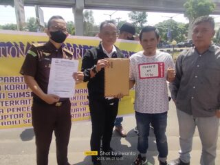 LSM CACA Aksi di Depan Kejati Sumsel Terkait Dugaan KKN di Kabupaten Banyuasin 