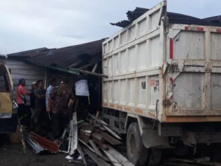 Mobil Dump Truk Seruduk 4 Rumah dan 1  Kendaraan di Sidiangkat