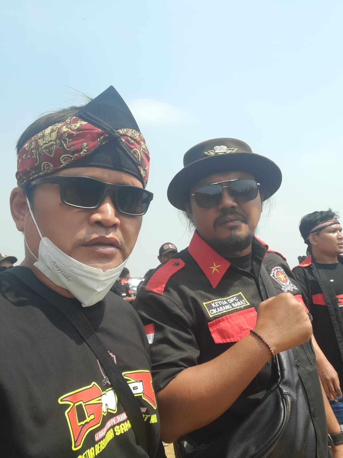 Foto: Madropi Ibnu Aqil / Dinggo, kiri. Sekretaris DPC GMPI Cikarang Barat Bersama Niko Ketua DPC GMPI Cikarang Barat