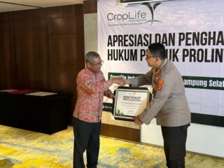 Dapat Mengungkap Produk Palsu dan Illegal Sembilan Personil Polres Lampung Selatan terima penghargaan dari Croplife Indonesia