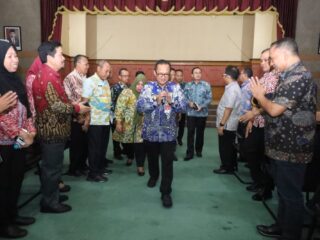 Awali Rapat Perdana Sekda Dampingi PJ. Wali kota R. Gani Muhamad Bersama Pejabat Pemerintah Kota Bekasi
